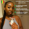 Femme tenant SculptVisage Pro™ pour un rituel visage maison au Sénégal